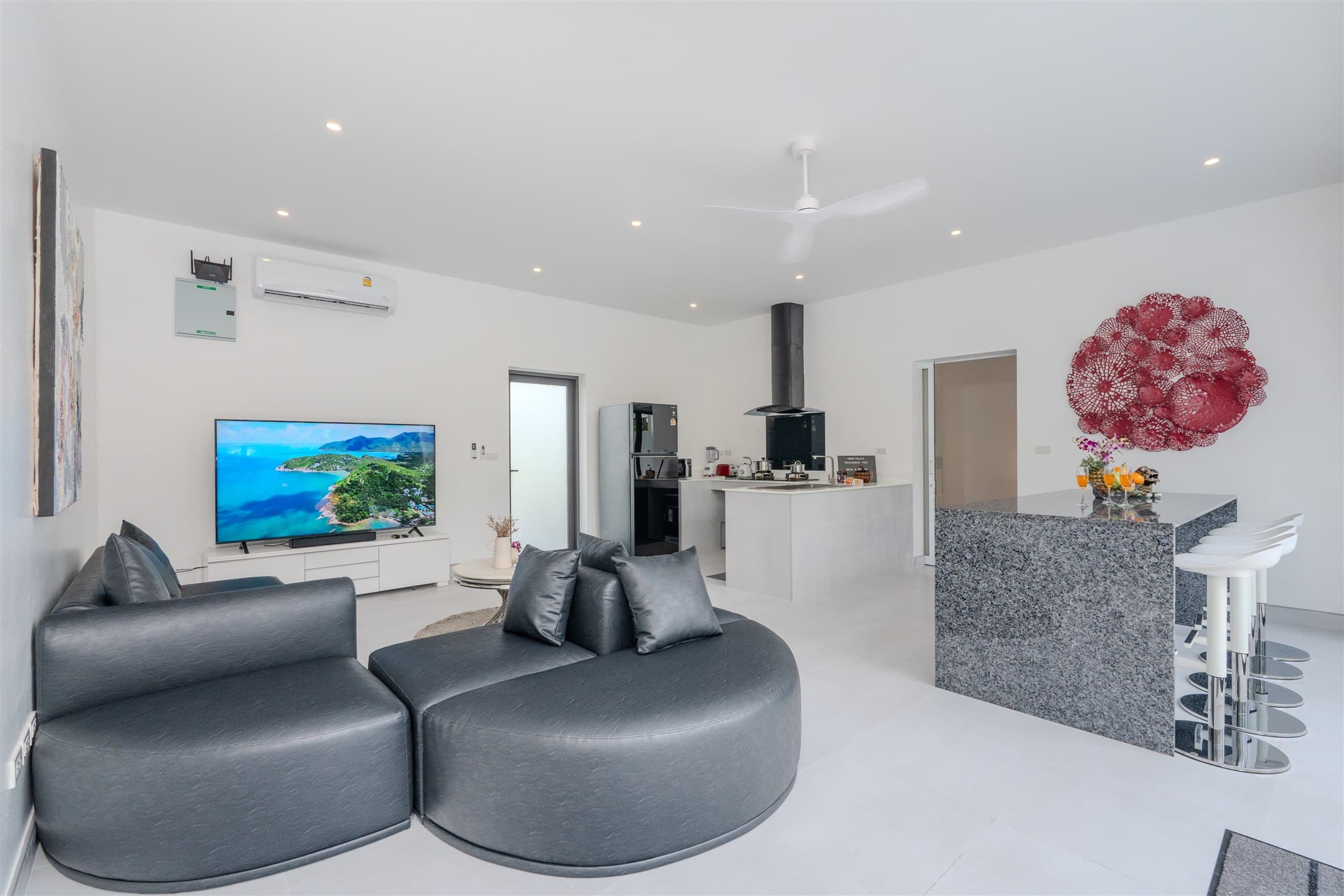 Living space opening towards the pool